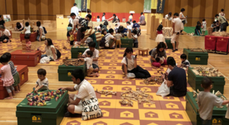 木のおもちゃで遊ぼう