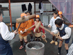 防火もちつき及びしめ縄つくり風景画像その2